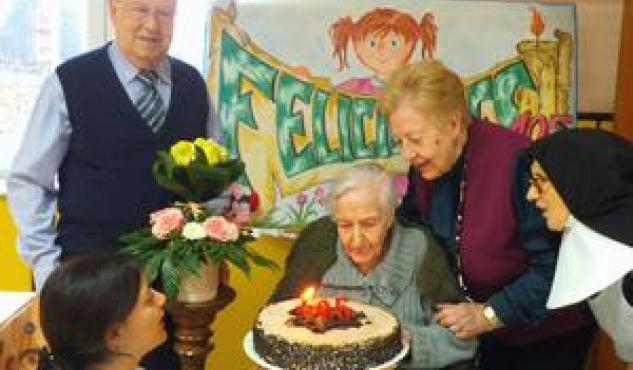 Otilia Cabana soplando las velas en su 105 cumpleaños